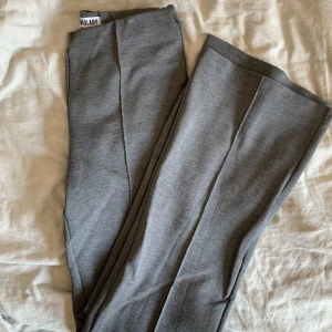 Madlady byxor - i storlek Xs regular, de har använts men de är inget som syns super mycket. Kan ha små små defekter Nypris 549kr säljer då de är alldeles för små för mig. De sista bilderna är tagna från youtube som är exakt likadana fast ljusare färg.