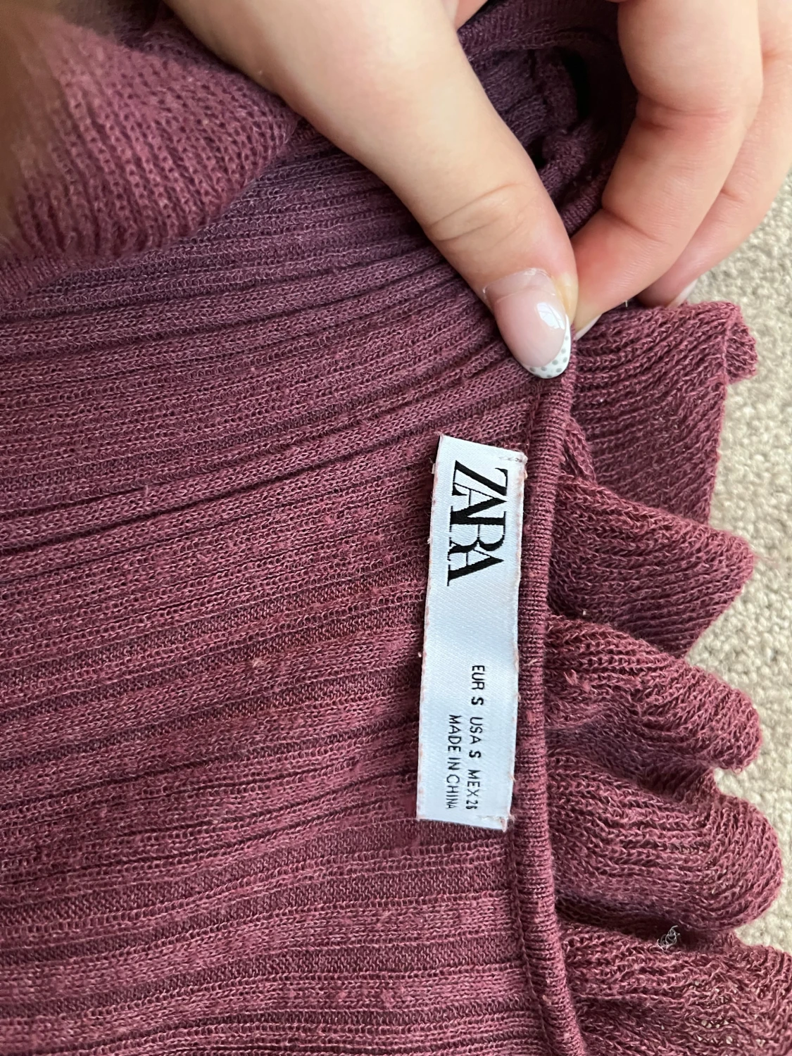 Vinröd ribbad topp med volanger från Zara - 2