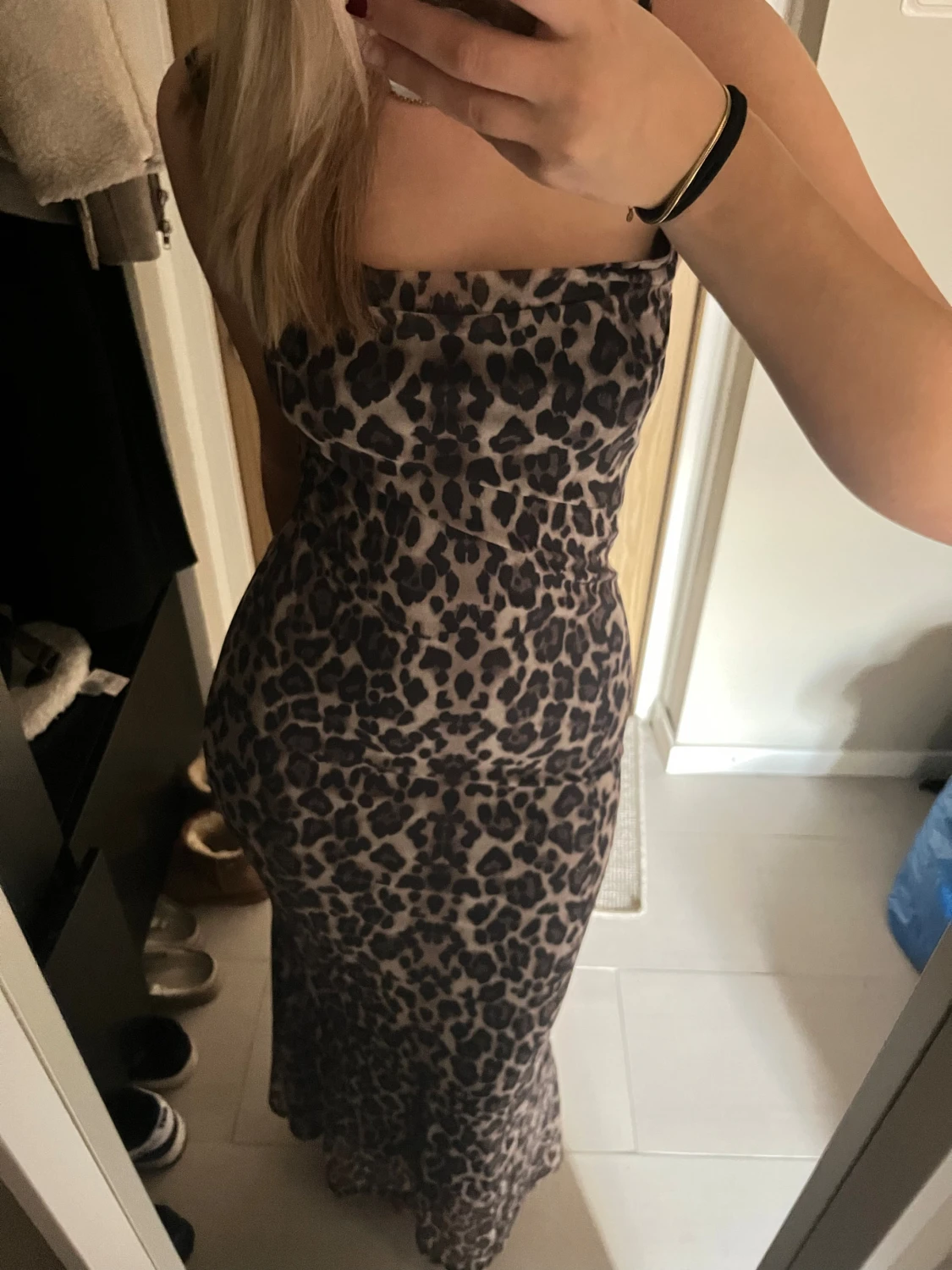 Lång leopardklänning