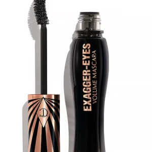 Charlotte Tilbury Exagger-Eyes Mascara - Exagger-Eyes Volume Mascara från Charlotte Tilbury i färgen Exagger-Black. Snygg svart och roséguldig förpackning med grafiskt mönster. Borsten är böjd och designad för att ge volym och separera fransarna. Perfekt för dig som vill ha riktigt svarta och fylliga fransar.