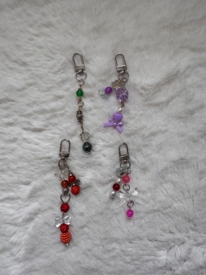 Nyckelring med en liten karbinhake - Handgjorda nyckelringar från KeyRing UF! 50kr per styck!