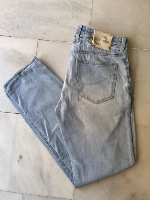 Jacob Cohën 622 comfort  - Jacob Cohën 622 comfort i okej skick. NOTERA att de finns ett laget hål under gylfen. Syns inte när dom sitter på. ————————————————————-                                                      📐| Storlek: W34                                                    👖| Märke: Jacob Cohën                                        🔎 | Skick: 5/10 (då de har ett lagat hål, annars är de i okej skick)                                                          💵 | Ny Pris: 5199kr  