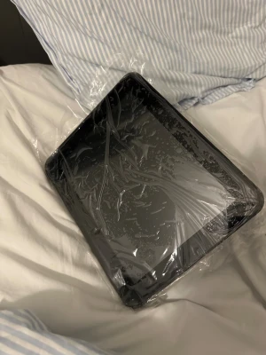 Winpos skärm POS Terminal - Winpos POS-terminal modell POSM3-4001D18, tillverkad i Sydkorea. Skärmen är skyddad med plast och ser ut att vara i mycket gott skick, inga synliga repor eller skador. HDMI- och strömkabel medföljer. Perfekt för butik eller restaurang.