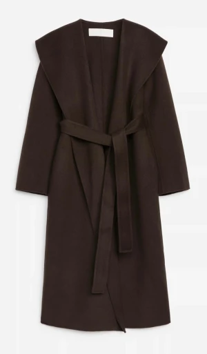 Arket Kappa  - Superfin mörkbrun ullkappa från Arket. Varsamt använd ett fåtal gånger och i mycket bra skick. Detta är en populär modell som har utgått hos Arket.