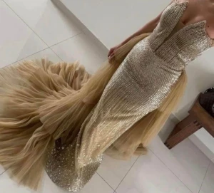 Glittrig guldig balklänning - Hej! 🌸  Jag säljer min klänning som jag har använt endast en gång. Den är köpt i en butik i Södertälje för 5000 kr, men nu säljer jag den för 3000 kr. Storlek: XXS Skicket är som nytt! ✨  Skicka gärna ett meddelande om du är intresserad 