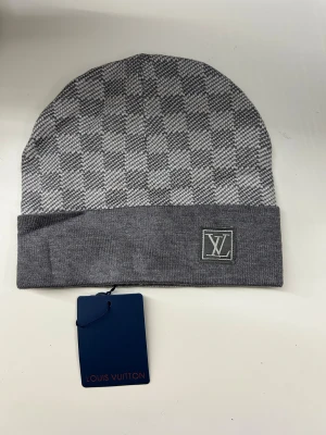 Grå rutig mössa - En snygg trendig mössa som är perfekt inför vintern!