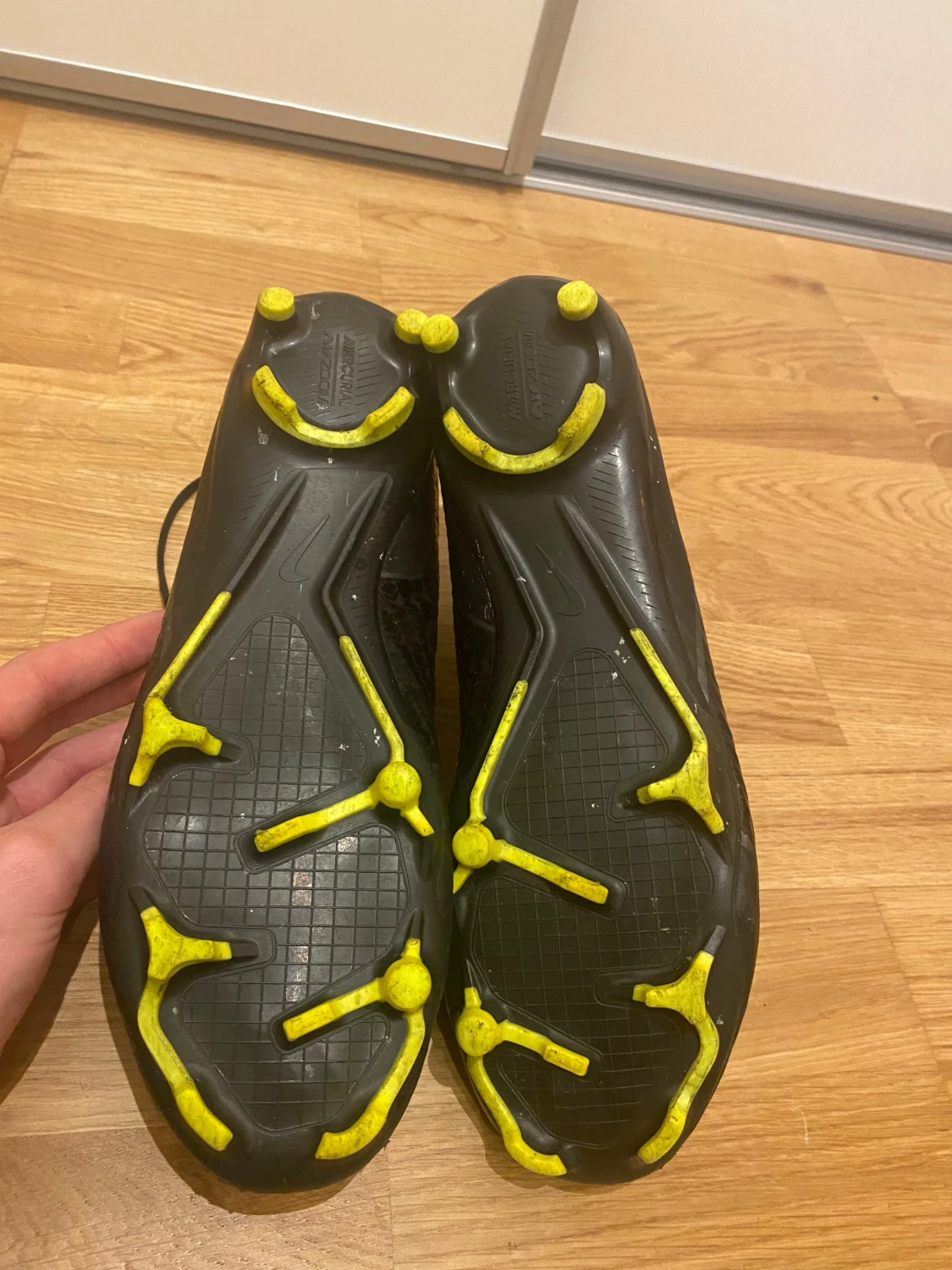 Svarta nike fotbollsskor - 4