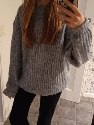 Blå stickad tröja - Varm, stickad tröja i blått💙