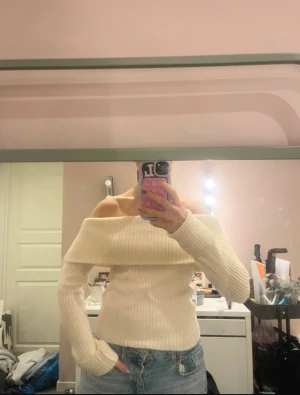 Offshoulder ribbad stickad tröja - Snygg stickad  offshoulder tröja i ljusbeige🤍🤍🤍
