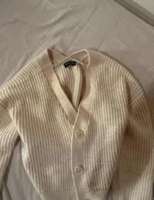 Beige croppad kofta  - Supermysig beige kofta från Even&Odd med grovstickad struktur och v-ringad hals. Croppad passform och stora knappar framtill. Perfekt skick!💕