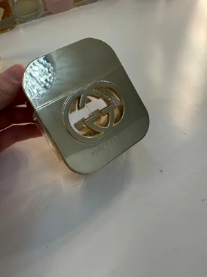 Gucci Guilty Eau de Parfum - Gucci Guilty med sin ikoniska design är en parfym som sticker ut på hyllan. Perfekt för dig som vill ha en lyxig och trendig accessoar i din samling. Flaskan har en modern look och passar dig som gillar exklusiva märken. 