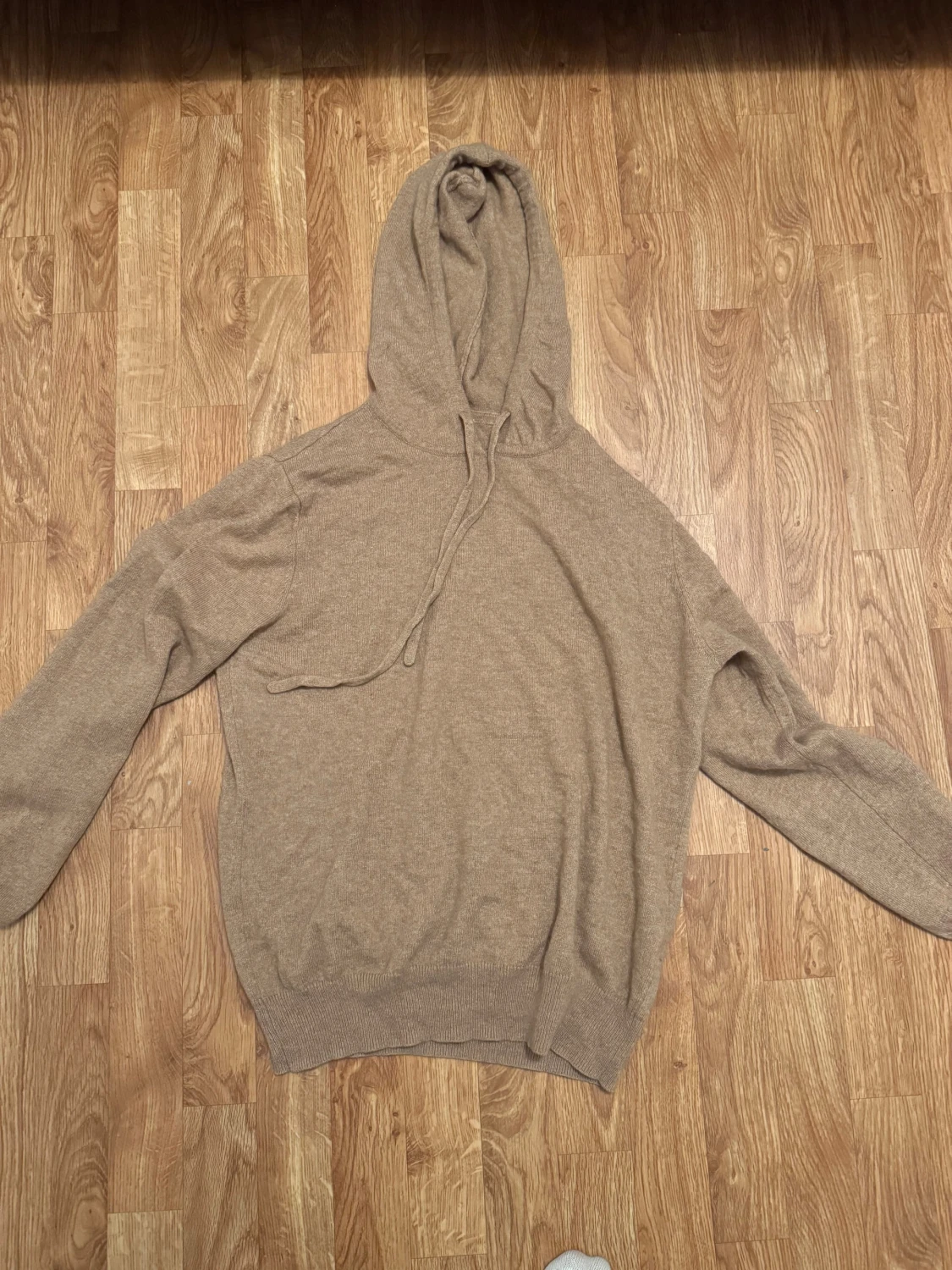 Beige Kashmir hoodie med huva och snörning