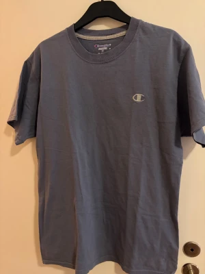 Grå T-shirt ifrån Champion  - Snygg och retro T-shirt ifrån märket Champion.