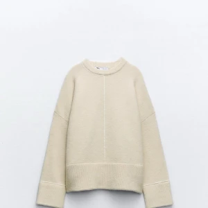 Beige stickad tröja från Zara - Supermjuk och oversized beige stickad tröja från Zara. Säljer då den inte kommer till användning, nypris 399kr 🩷hör av er för frågor! 