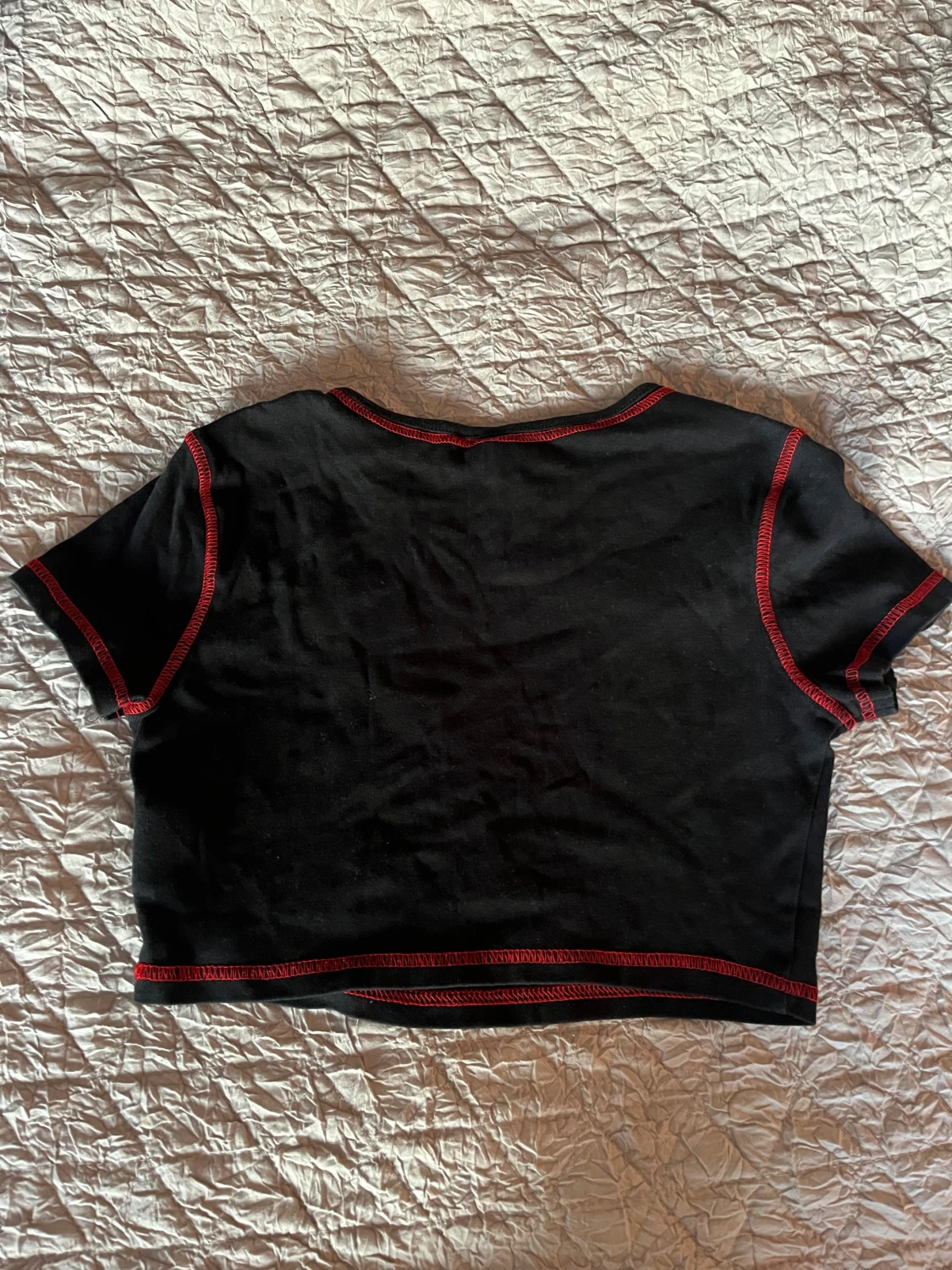 Svart croppad topp med röd print från DIVIDED - 5