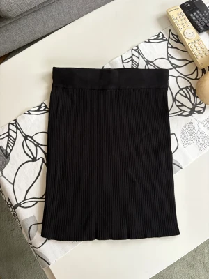 Svart ribbad kjol - Säljer min svarta ribbade kjol från Gina Tricot i stl S🤍 Använd ett fåtal gånger