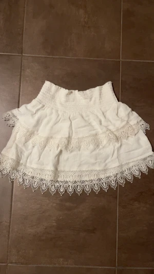 Miniskirt med volanger  - lowwaist kjol med volanger med spetsdetaljer! SUUUPERSNYGG!! Xs/xxs