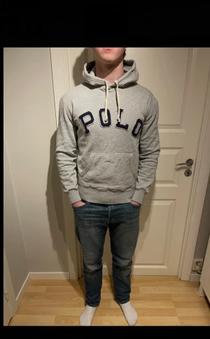 Ralph Lauren Hoodie - Säljer en skön Raffe Hoodie! | Fint skick finns något mindre tecken på användning som ses på bilderna inget som märks av direkt! | Storlek S. | Ställ gärna frågor innan du köper!