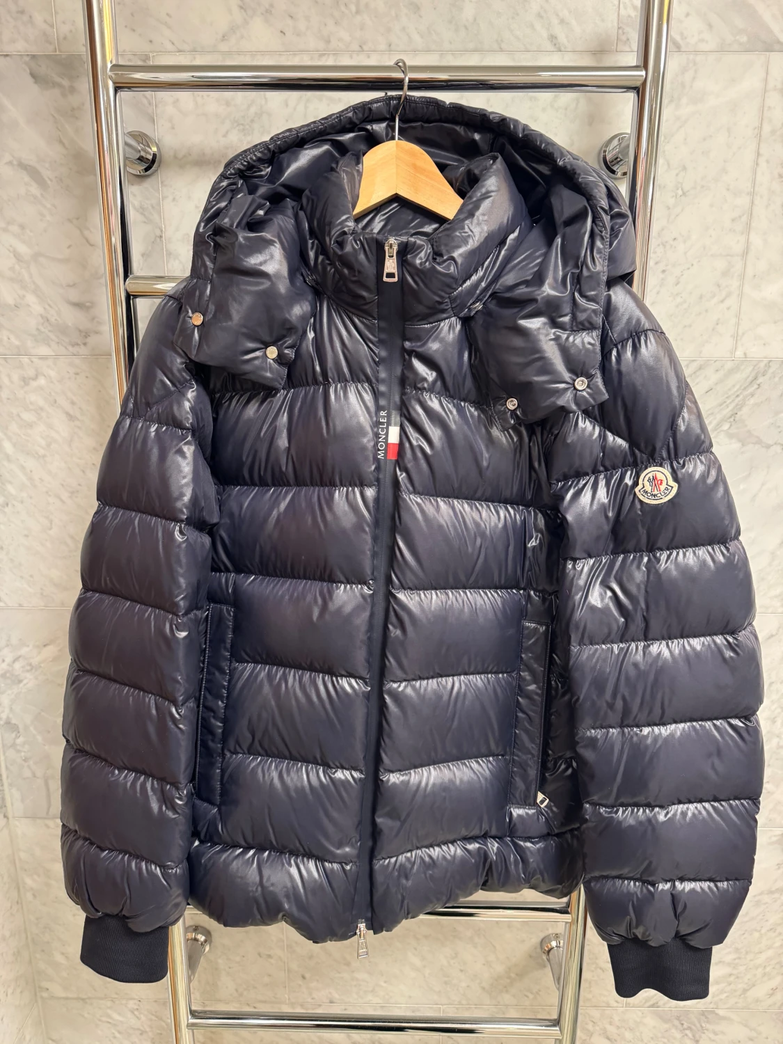 Mörkblå Moncler pufferjacka med huva