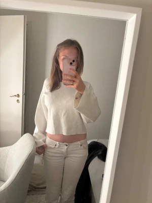 Supersöt tröja från mango  - Jag säljer min vita långärmade tröja från mango! Armarna är lite vidare vilket jag tycker är supergulligt men tyvärr så kommer den inte till användning för mig. Bra skick men använd, storlek xs💕