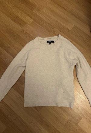 Stickad tröja - Jätte fin stickad tröja från Vero Moda, lite nopprig på ärmarna.