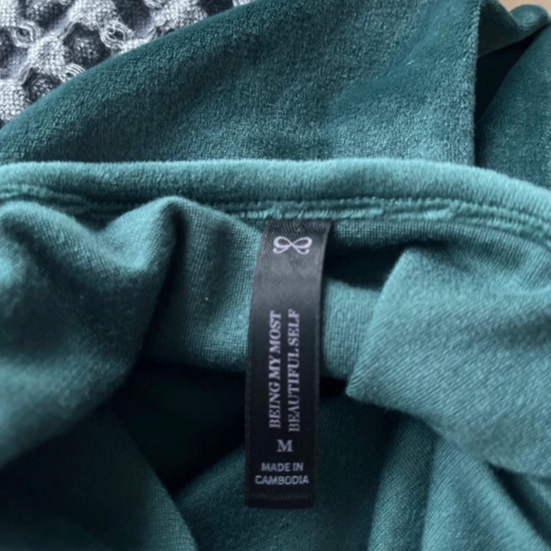 Sammets linne i mörkgrönt med spets - 1