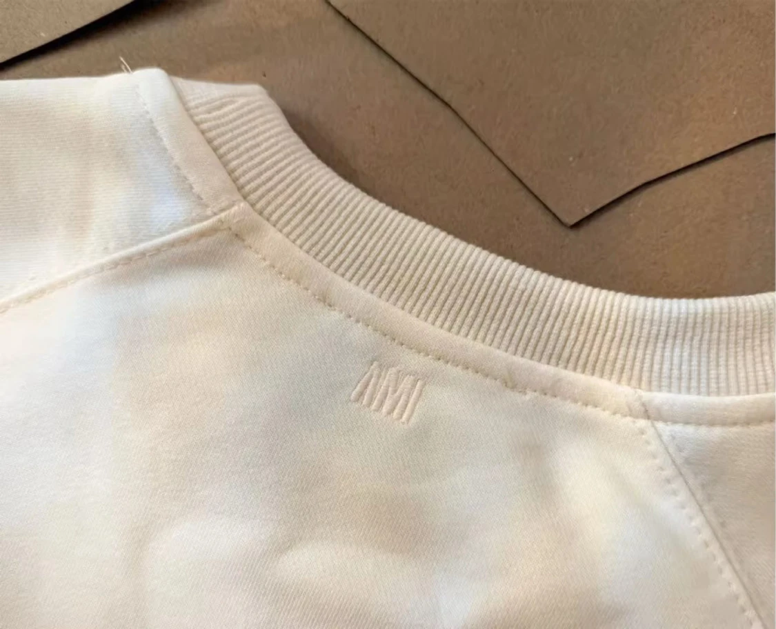 Beige sweatshirt från Ami med rött hjärta - 6