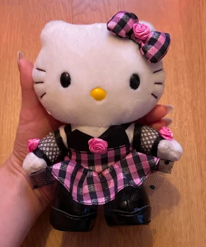 Hello Kitty rosa-rutig gosedjur - Säger hejdå till min absolut sötaste Kitty…men just därför vill jag hitta ett bra hem till henne!! Glittrig rosa-rutig, roser, fishnet vantar, galna platforms gör henne vacker och emo. Man blir helt kär. Tack för mig.
