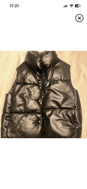 Väst- Zara - Svart väst från Zara i storlek S. Säljer då den inte kommer till användning. Den är fluffig och tjock, passar fint med en hoodie under. PRIS GÅR ATT DISKUTERA! För mer info och bilder kom PM 💗