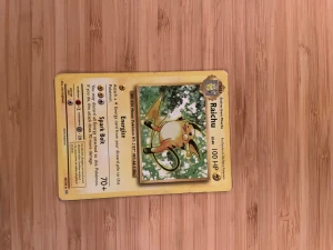 Pokémonkort samling: Raichu, Cinderace, Sableye V, Pikachu V - Upptäck en färgstark samling Pokémonkort med favoriter som Raichu, Cinderace, Sableye V och Pikachu V! Perfekt för dig som älskar Pokémon, samlar eller vill spela med vänner. Korten har coola illustrationer och specialeffekter som gör din samling extra unik.