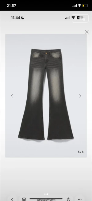 Svarta bootcut jeans från Weekday - Snygga svarta bootcut jeans från Weekday med slitna detaljer och ljusare partier framtill. Jeansen har klassisk femficksdesign, knapp och dragkedja i gylfen. Perfekta för dig som gillar en retroinspirerad look med utsvängda ben. S-xs