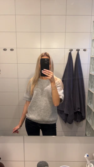 Stickad tröja - En stickad kofta från Gina Tricot. Den är i barnstorlek 170 men passar som en XS. Använd ett fåtal gånger.