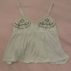 Vit topp - Jättegullig vit topp med söta detaljer fram till. 🩷