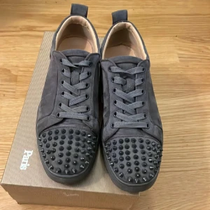 Gråa Louboutins - Gråa Louboutins med spikar. Storlek: 42. Vid frågor är de bara att höra av sig. Priset är ej hugget i sten!