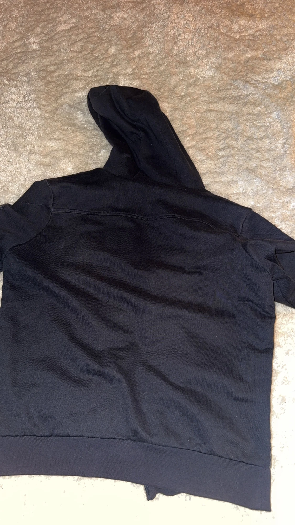 Svart pufferjacka med huva från Moncler - 2