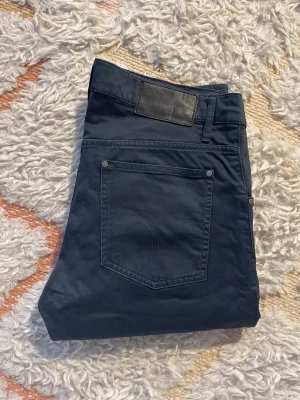 Svarta slim jeans från Tiger of Sweden - Riktigt snygga tiger of sweden jeans i storlek W33 L32. Nypris på 1499! Hör av dig vid minsta fundering