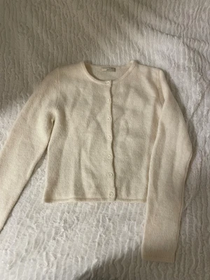 Stickad kofta - Stickad kofta i ull/alpackablandning, aldrig använd