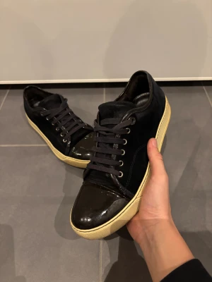 Lanvin skor - Säljer dessa svarta lanvin skor tror lek EU 41, uk 7 priset går att diskutera och om du har några frågor e det bara att hojta till