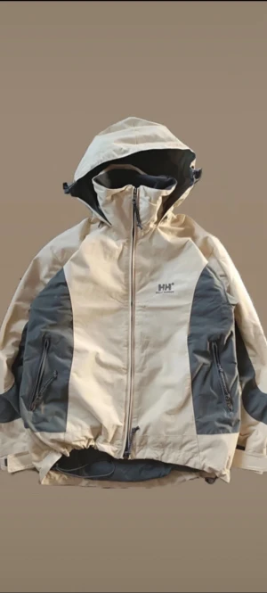 Helly Hansen jacka  - Säljer nu en riktigt fet och eftertraktad helly Hansen jacka i storlek xs men passar S! Tveka inte med att ställa frågor!