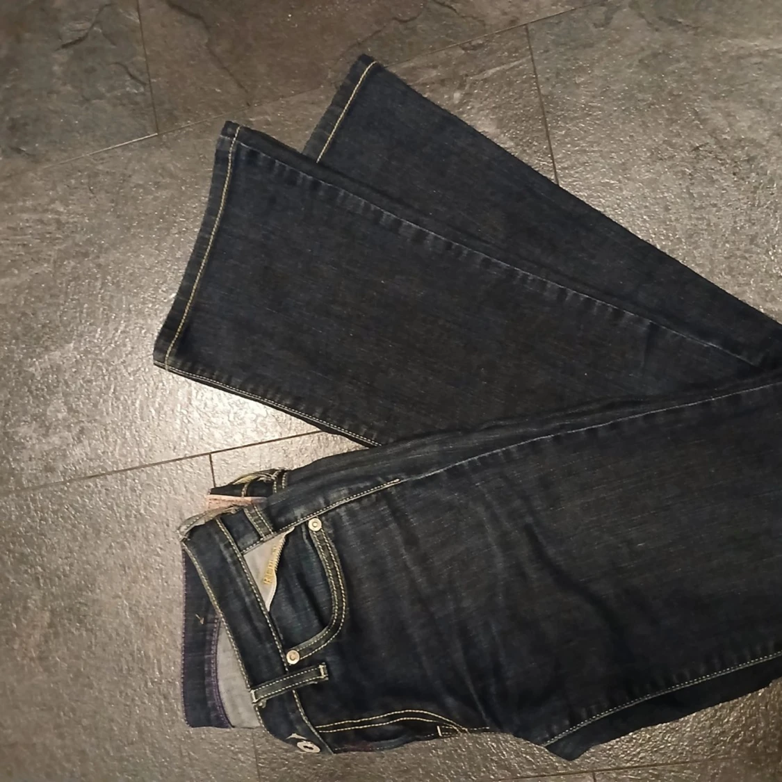 Replay jeans med gul söm och broderi - 1