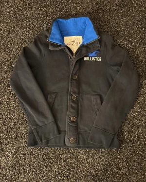 🔥 Hollister Cardigan – Sjukt Eftertraktad! - 🔥 Extremt eftertraktad Hollister-hoodie, stl L/M skick 8/10 🔥 Black Week-REA! Passa på medan priset är sänkt – det här är en av Hollisters mest populära modeller och den dyker nästan aldrig upp. Sitter perfekt, sjukt snygg och funkar till ALLT.  Den här kommer försvinna direkt – folk brukar köpa såna här på sekunder. Först till kvarn. Köp nu innan någon annan hinner före! 