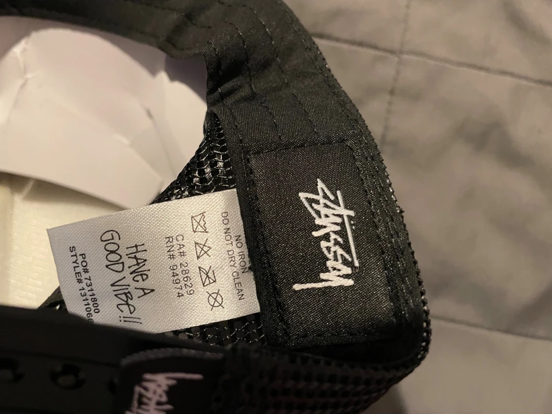 Stüssy svartvit truckerkeps - 2