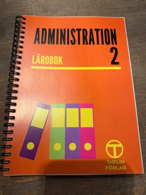 Administration 2 Lärobok - Perfekt för dig som vill lära dig mer om administration! Denna lärobok är anpassad för gymnasiet och vuxenutbildning, med fokus på praktiska och teoretiska kunskaper inom administration. Innehåller även tips om presentationsteknik och projektarbete.