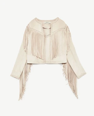 Beige mockajacka med fransar Zara - Säljer en beige mockajacka från Zara Basic med snygga fransdetaljer längs bröstet, ryggen och ärmarna. Jackan har en croppad passform och dekorativa sömmar runt kanterna.
