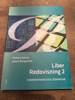 Liber Redovisning 2 Kommentarer och Lösningar - Perfekt för dig som vill förstå bokföring och redovisning! Den här boken ger tydliga kommentarer och lösningar till övningar, och passar både gymnasieelever och unga vuxna som vill lära sig mer om ekonomi och företagande. Modern och pedagogisk, med stark koppling till verkligheten.