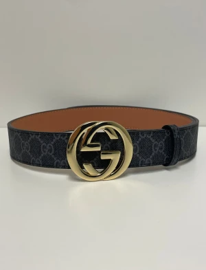 Gucci Bälte - Säljer ett helt nytt bälte, aldrig använd. Storlek 110. Snabb frakt fraktas inom 24h efter köp. Kan härmas i Haninge, skriv gärna vid fler frågor.