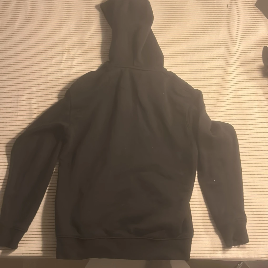 Svart hoodie från Jack & Jones - 1