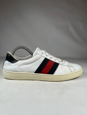 Gucci Ace - Säljer ett par Gucci Ace i färgen vit. Skorna är i storlek 41.5. Dem är i super skick och använts i runt 2 månader och regelbundet tvättade. Priset inte fast ännu och kan dras ner vid snabb marknad. Nypris ca 8000kr. Hör av er ifall ni har funderingar, svarar gärna!