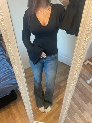 V-Ringad långärmad topp - En långärmad v-ringad topp med vida ärmar och tight midja Köpt på Vinted där den inte hade någon lapp om märket Super skönt material och jätte fin Skriv om du har några funderingar🫶🏼🫶🏼