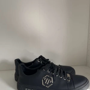 Philipp plein skor  - Nya skor skicka 9/10 använd endast nån enstaka gång. Självklart autentiska. Pris kan diskuteras vid snabb affär